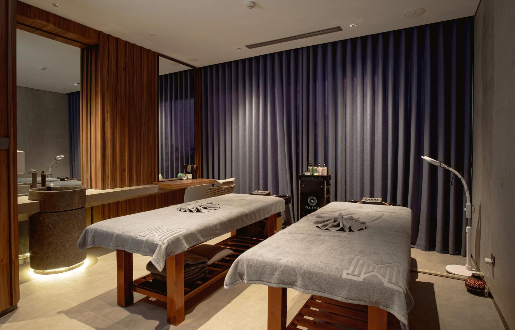M Hotel Danang Eksteriør billede A treatment room at the spa