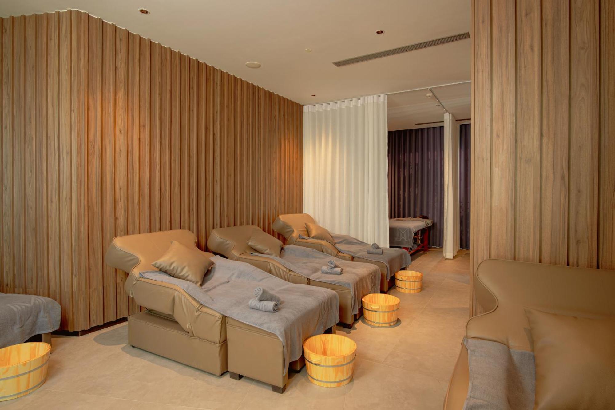 M Hotel Danang Eksteriør billede A foot reflexology room at a spa