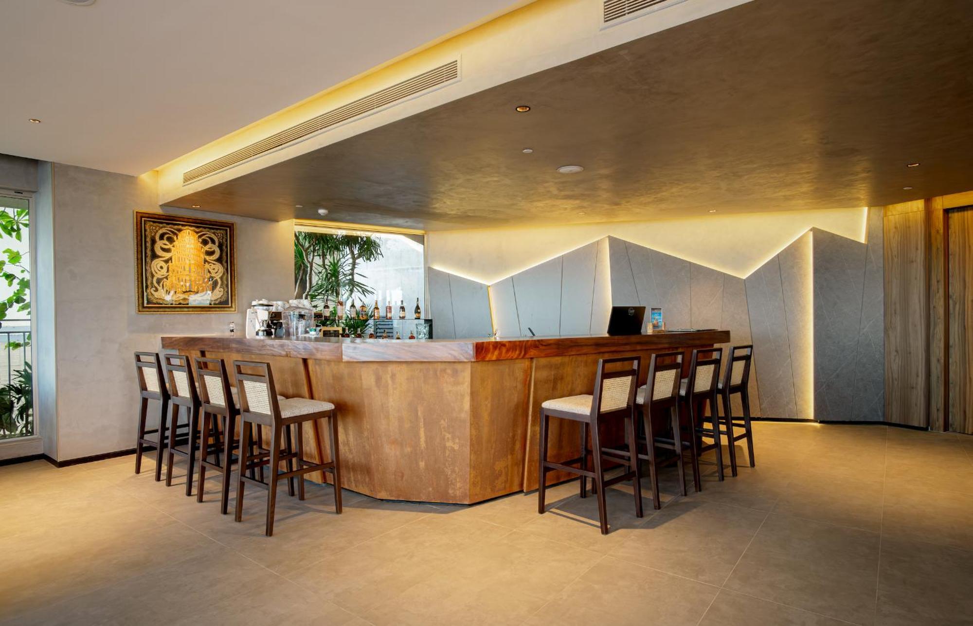 M Hotel Danang Eksteriør billede The bar at the Royal Orchid Lounge