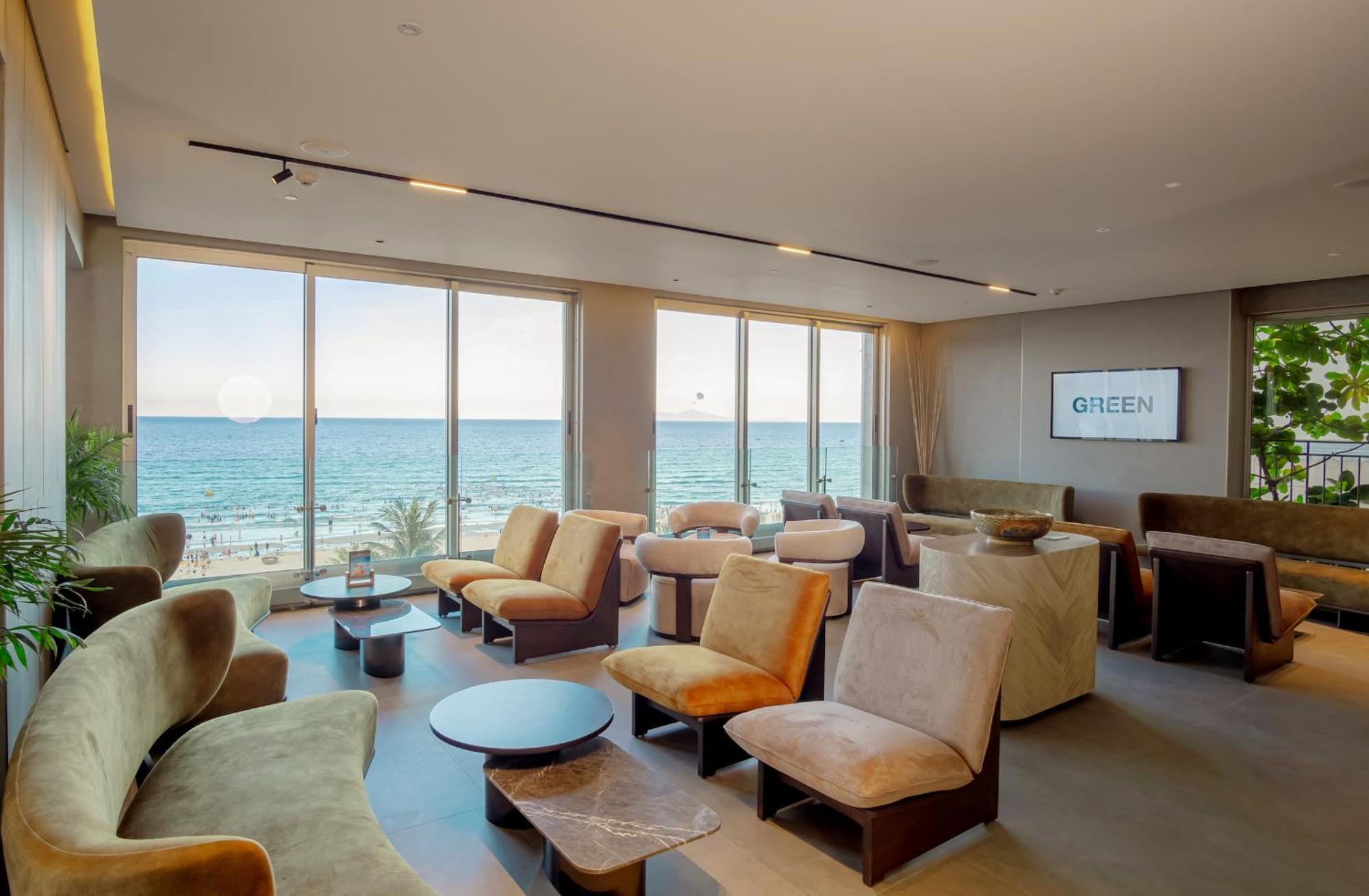 M Hotel Danang Eksteriør billede Club Lounge at Tel Aviv airport