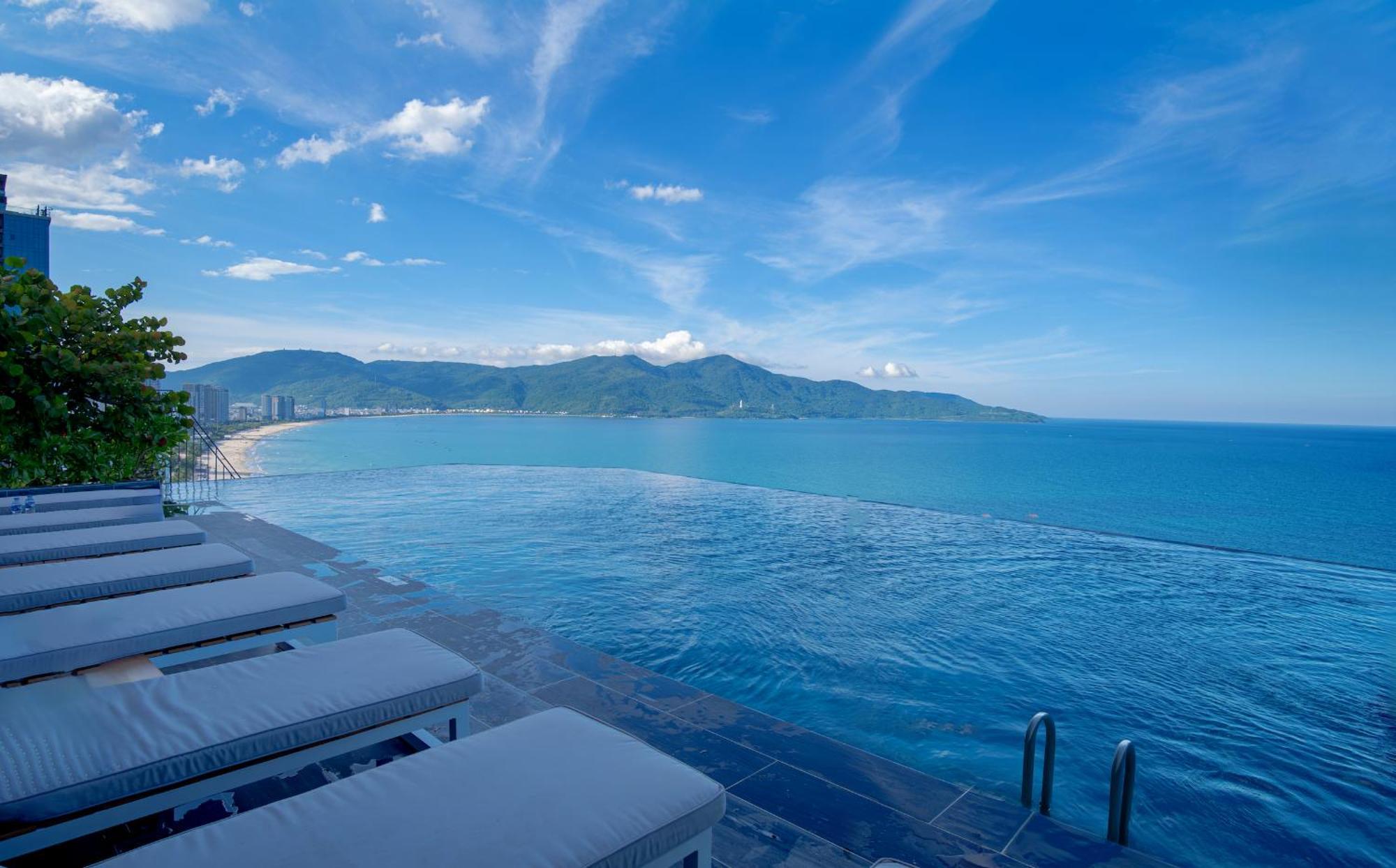 M Hotel Danang Eksteriør billede View of the Andaman Sea from the pool at the Patong Beach Club