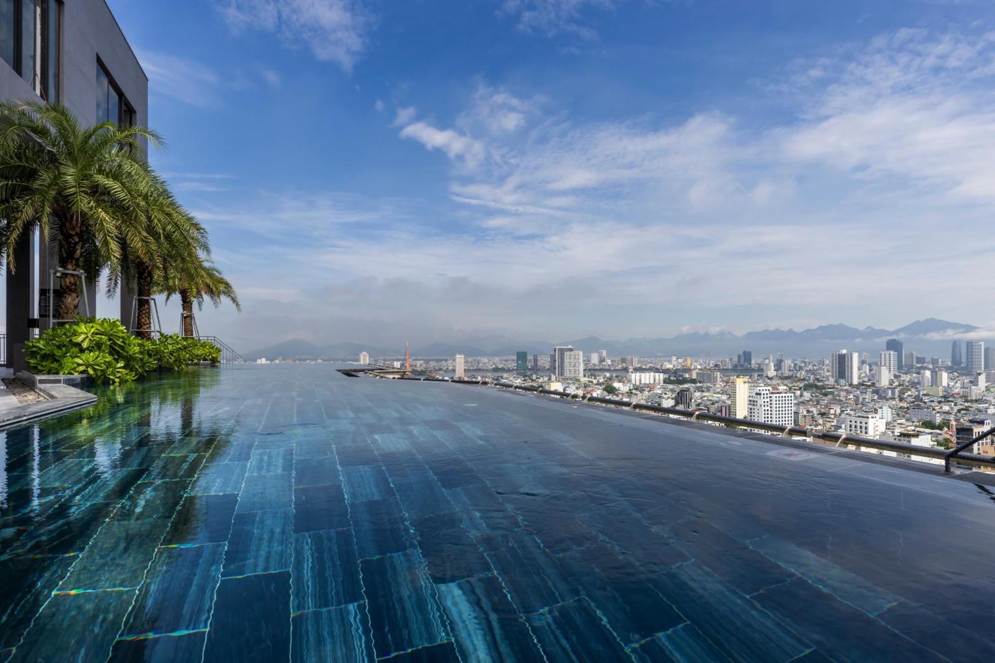 M Hotel Danang Eksteriør billede Infinity pool at the top of the building