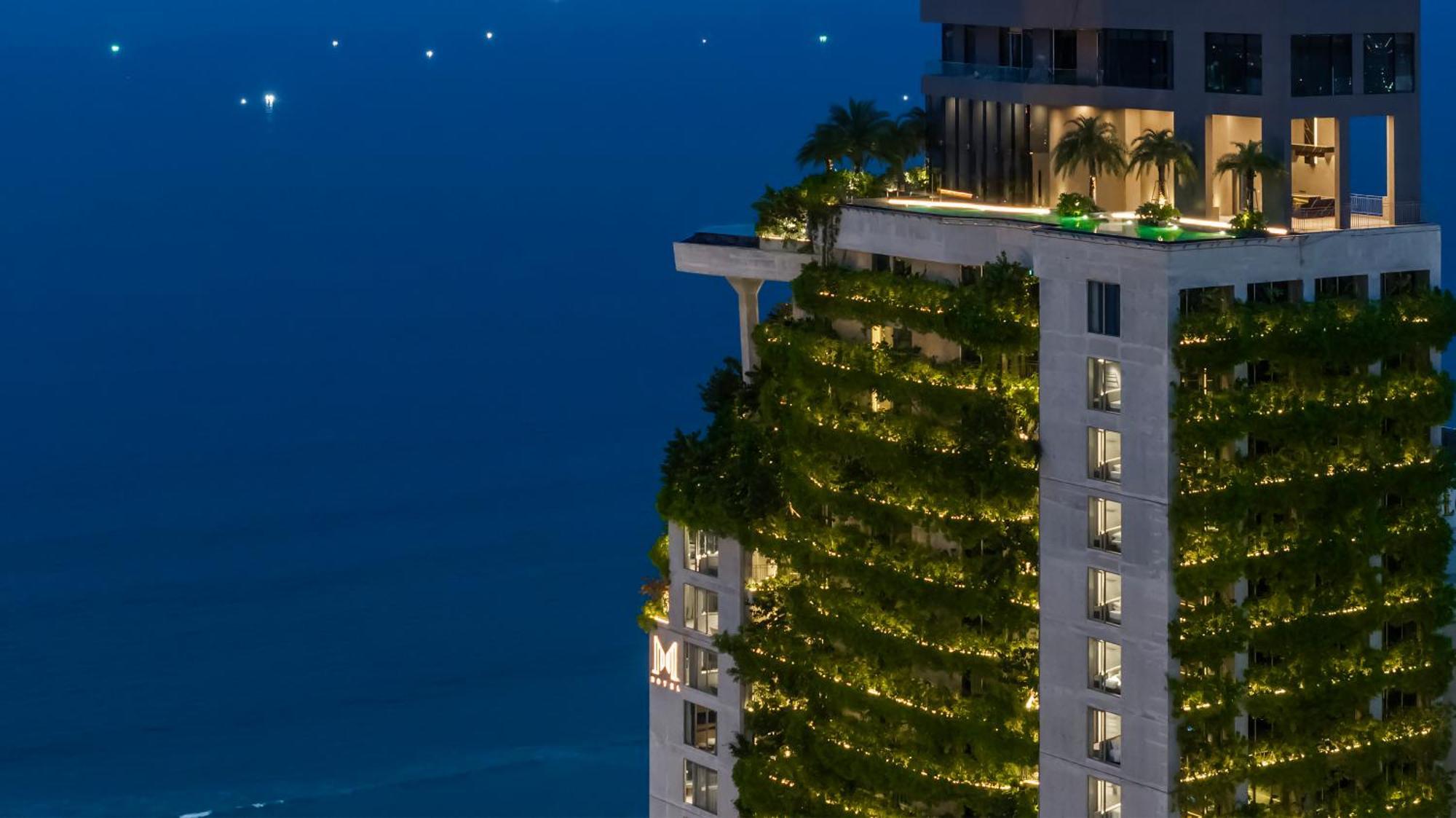 M Hotel Danang Eksteriør billede The vertical forest at night