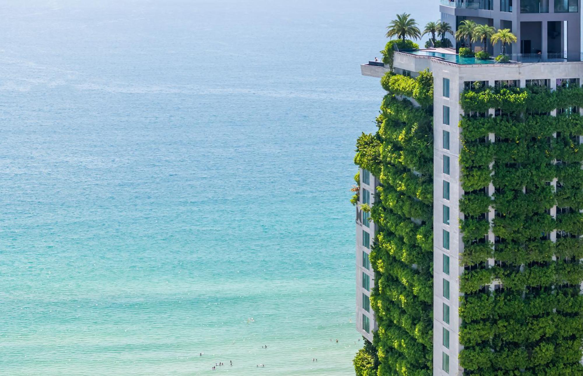 M Hotel Danang Eksteriør billede The vertical garden at The Ivy