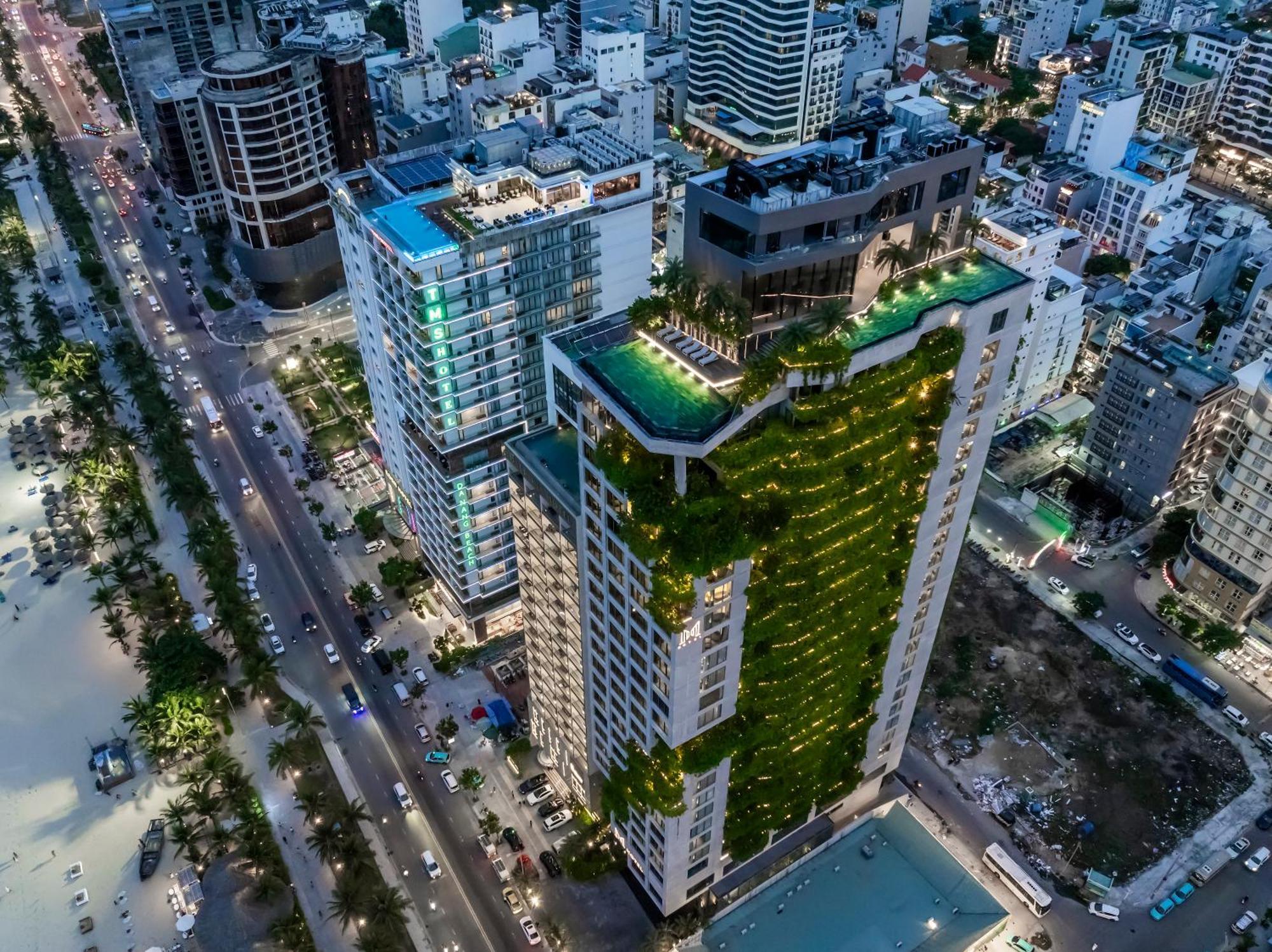 M Hotel Danang Eksteriør billede The green wall at The Park
