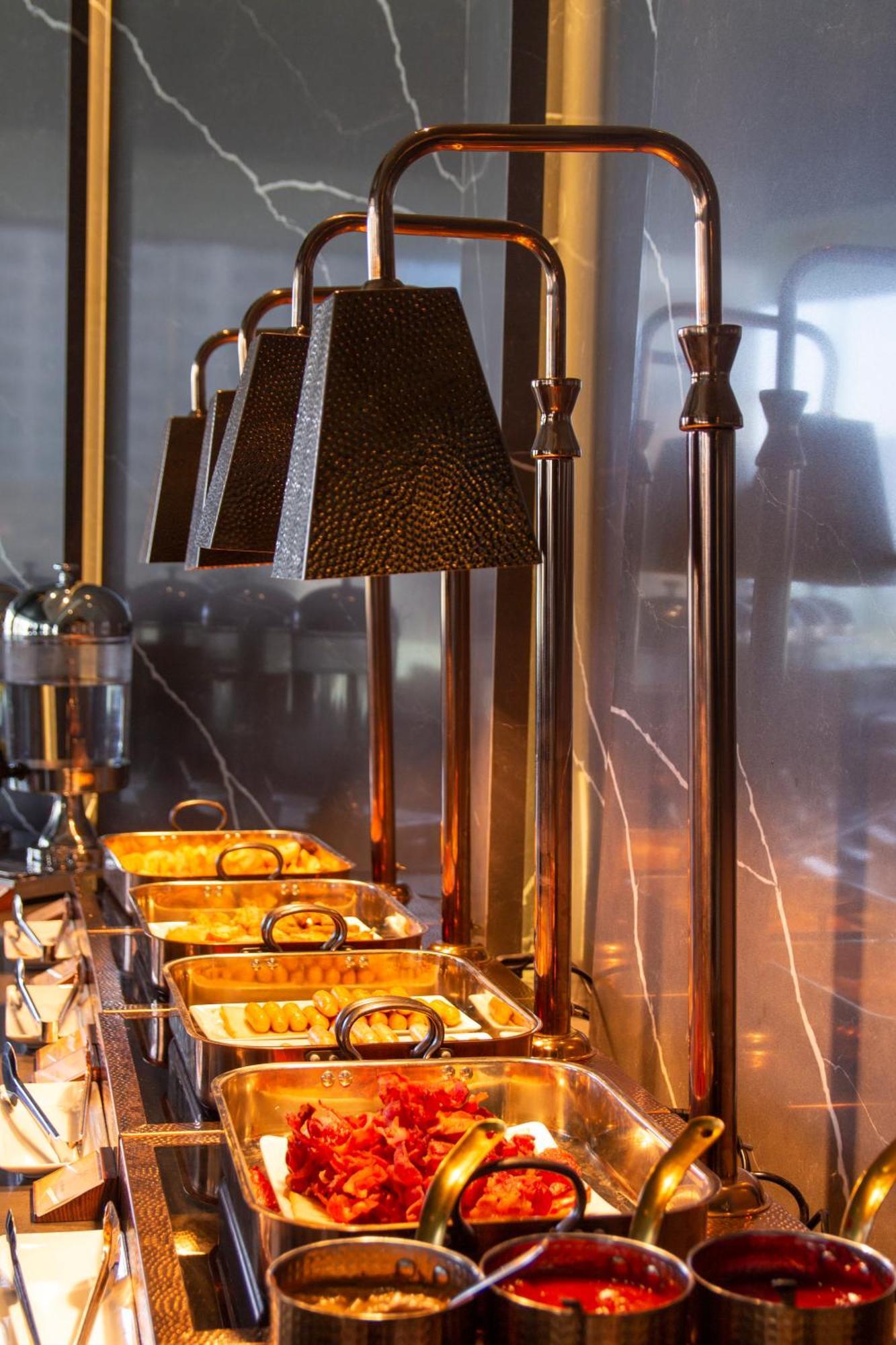 M Hotel Danang Eksteriør billede A chafing dish