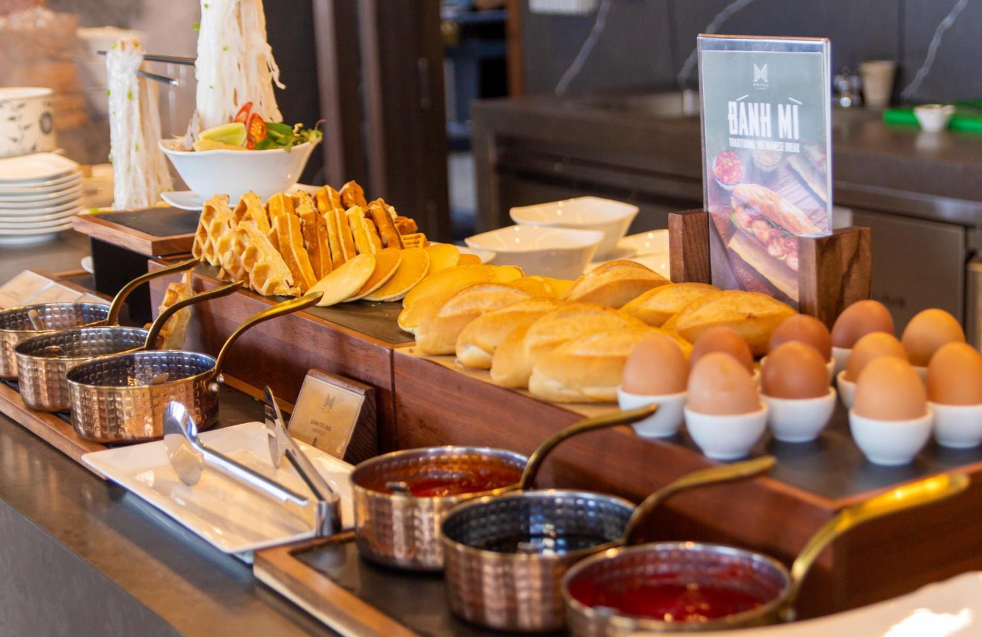 M Hotel Danang Eksteriør billede Breakfast at the hotel